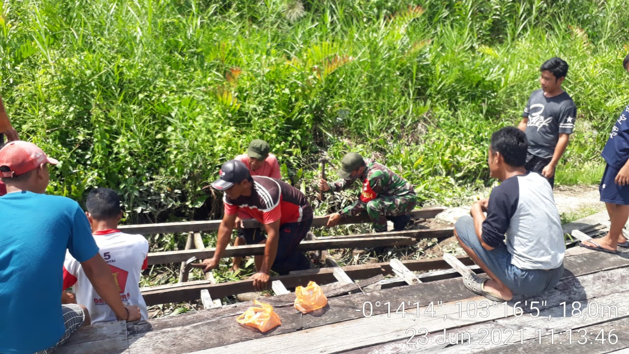 Serda Januar Effendi Perbaiki Jembatan Kayu yang Rusak Bersama Warga
