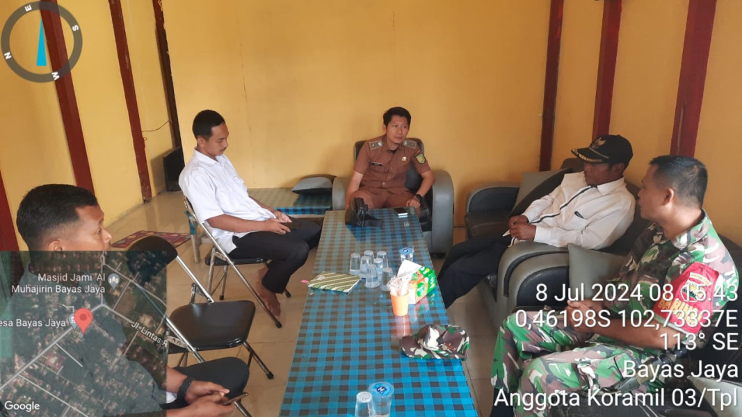 Babinsa Koramil 03/Tpl Jalin Komsos Dengan Ketua BPD Dan Aparat Desa Bayas Jaya