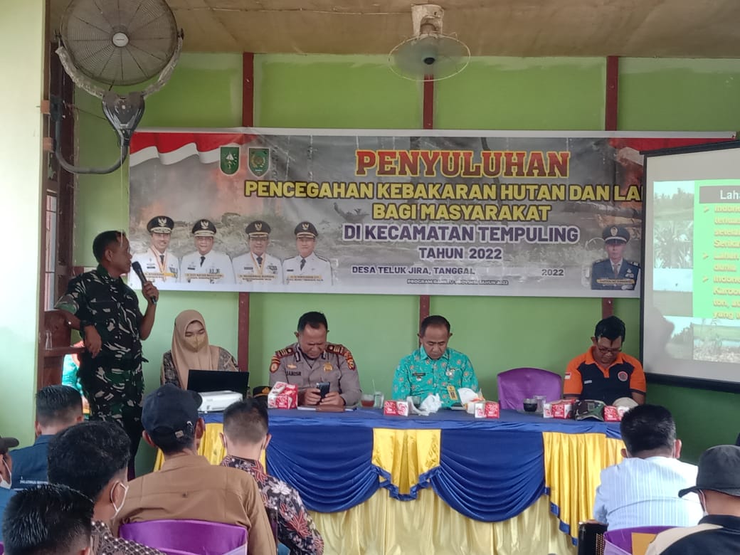 Babinsa Koramil 03/Tempuling Beri Materi Penyuluhan Karlahut Di Desa Teluk Jira