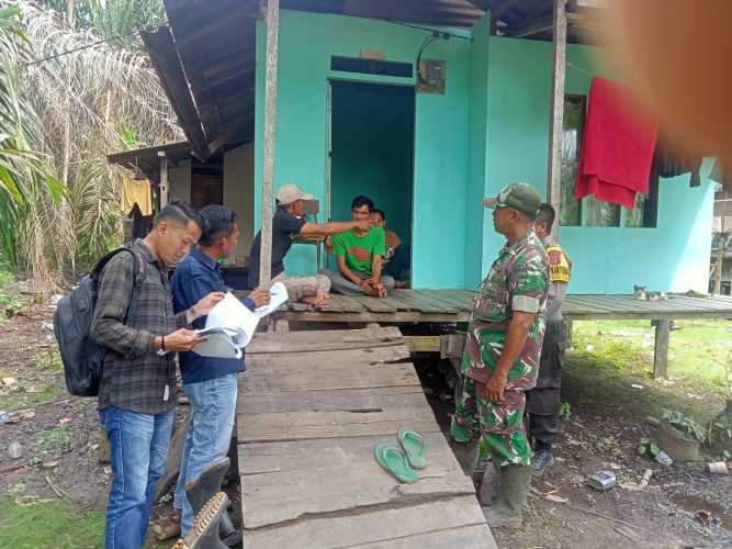 Penentuan Warga Penerima BLT Oleh Babinsa Kayu Raja