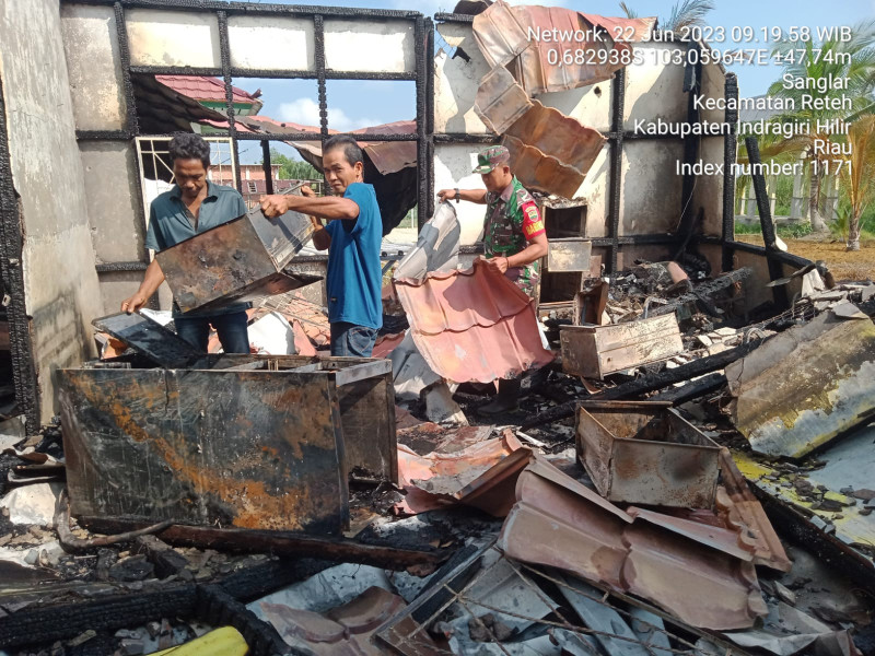Giat Goro Babinsa Koramil 07/Reteh Di Salah Satu Rumah Warga Pasca Kebakaran