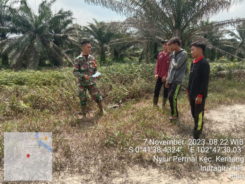 Bersama-sama Turun Untuk Patroli Karhutla Demi Kenyamanan Bersama Oleh Babinsa Koramil 09/Kemuning