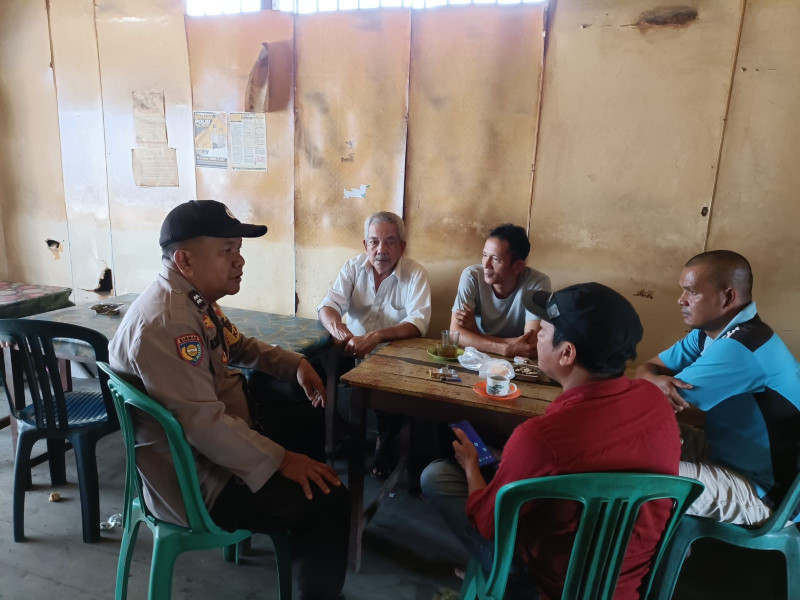 Jalin Hubungan Harmonis Bhabinkamtibmas Aiptu Edysah Putra Bangun Gelar Patroli Secara Humanis