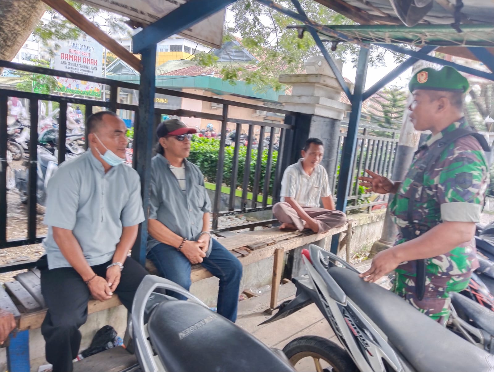 Jalin Komsos dengan Tukang Ojek, Babinsa Koramil 03/Tempuling Harapkan Hubungan Baik Terus Terjalin