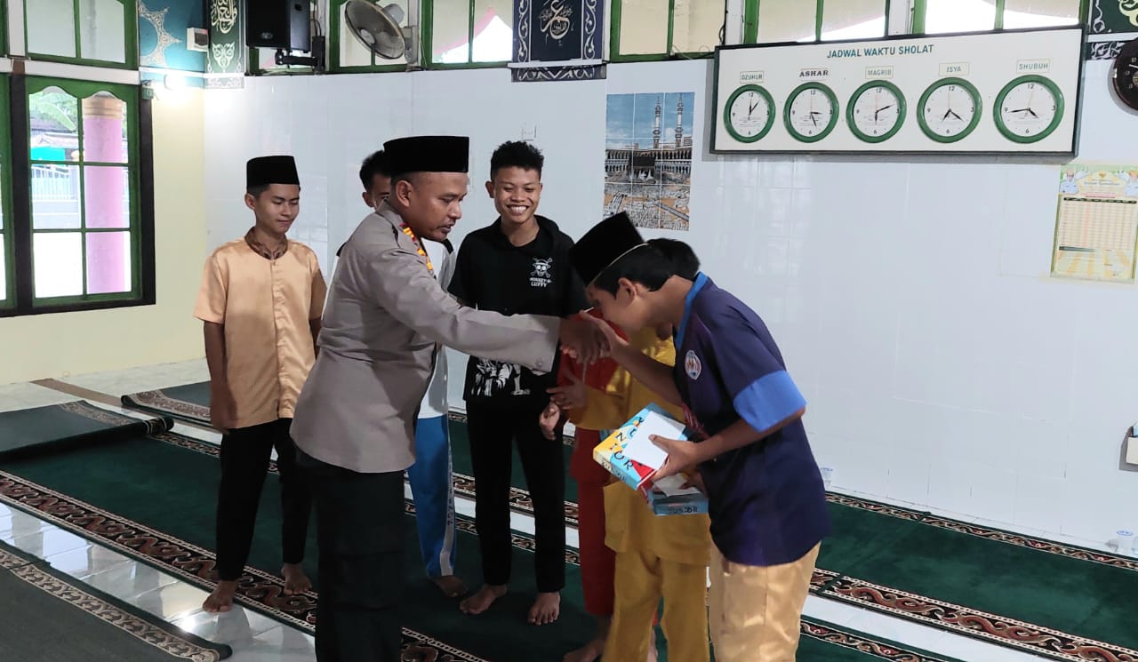 Di Penghujung Ramadhan, Kapolsek Enok Santuni Anak Yatim