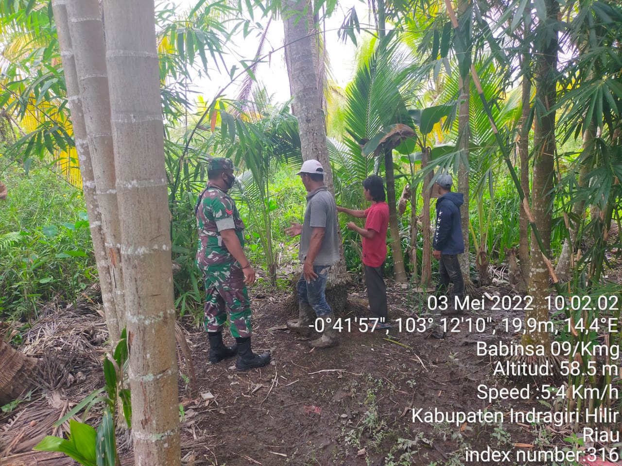 Pelaksanaan Patroli dan Sosialisasi Karlahut Oleh Babinsa Koramil 09/Kemuning Di Desa Sencalang