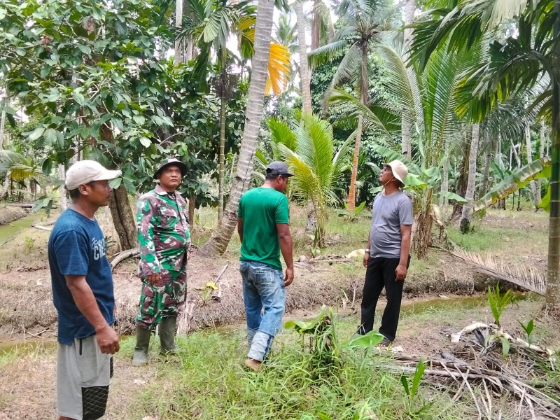 Babinsa Koramil 07/Reteh Laksanakan Patroli Tapal Batas di Wilayah Parit 1