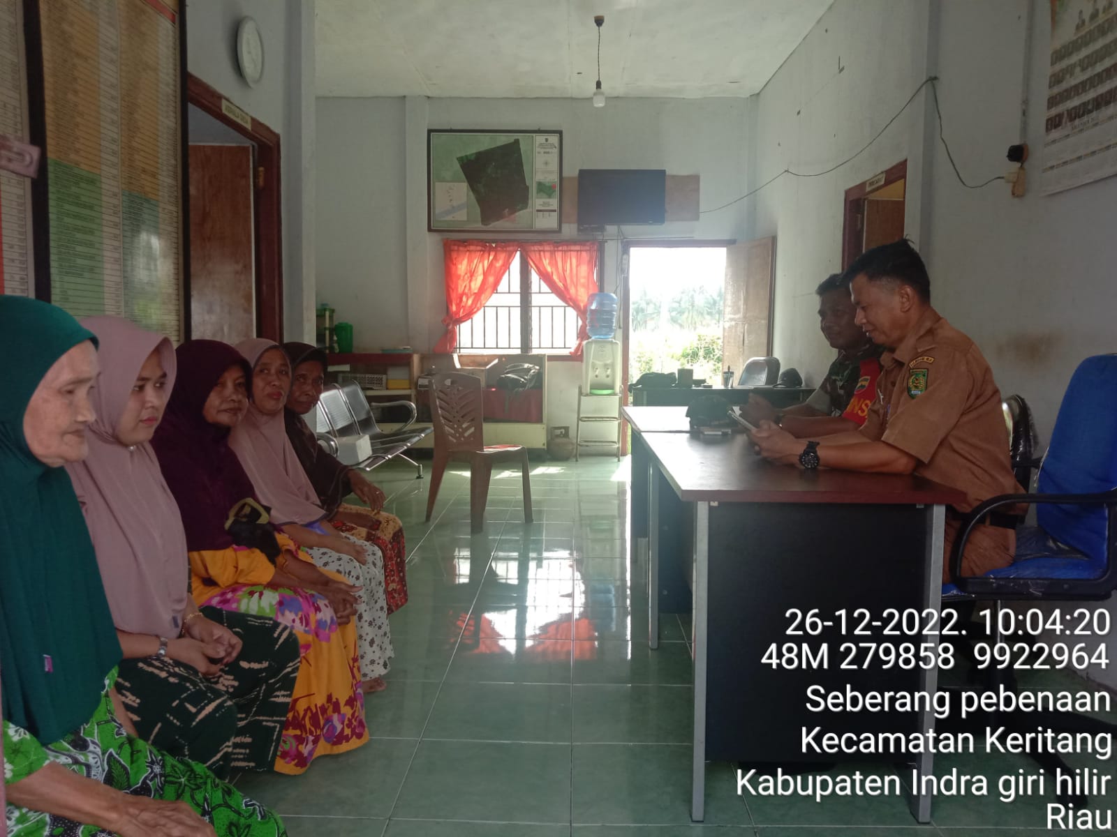 Ciptakan Kedekatan dan Kekompakan Antara Masyarakat dan Babinsa Koramil 09/Kemuning Melalui Komsos