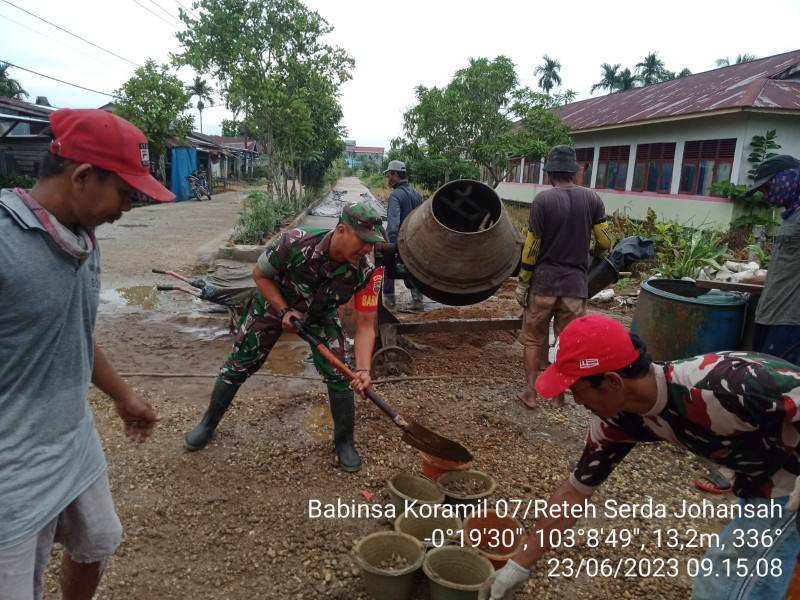 Dengan Semenisasi Jalan, Babinsa Koramil 07/Reteh Giat Goro Membantu Masyarakat