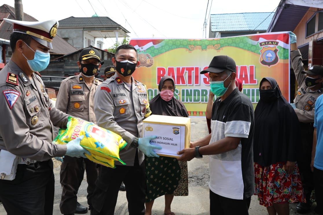 Polres Inhil Bantu Warga Lorong Kampung Jawa Tembilahan