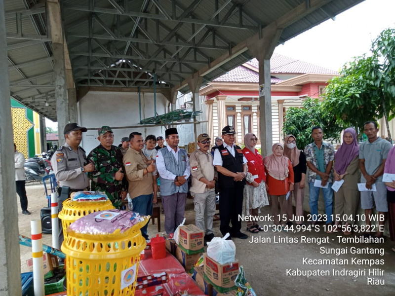Babinsa 03/Tpl Dampingi Bupati Inhil Salurkan Bantuan Kepada Korban Bencana Kebakaran