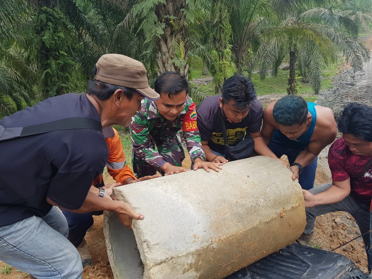 Babinsa Koramil 09/Kemuning Goro Bersama Warga Bikin Gorong-gorong