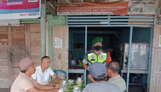 Penegakan Disiplin Prokes Oleh Anggota Koramil 04/Kuindra di Pelabuhan Kelurahan Sapat