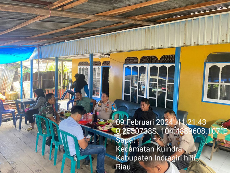 Babinsa Koramil 04/Kuindra Bangkitkan Jiwa Nasionalisme Melalui Komsos