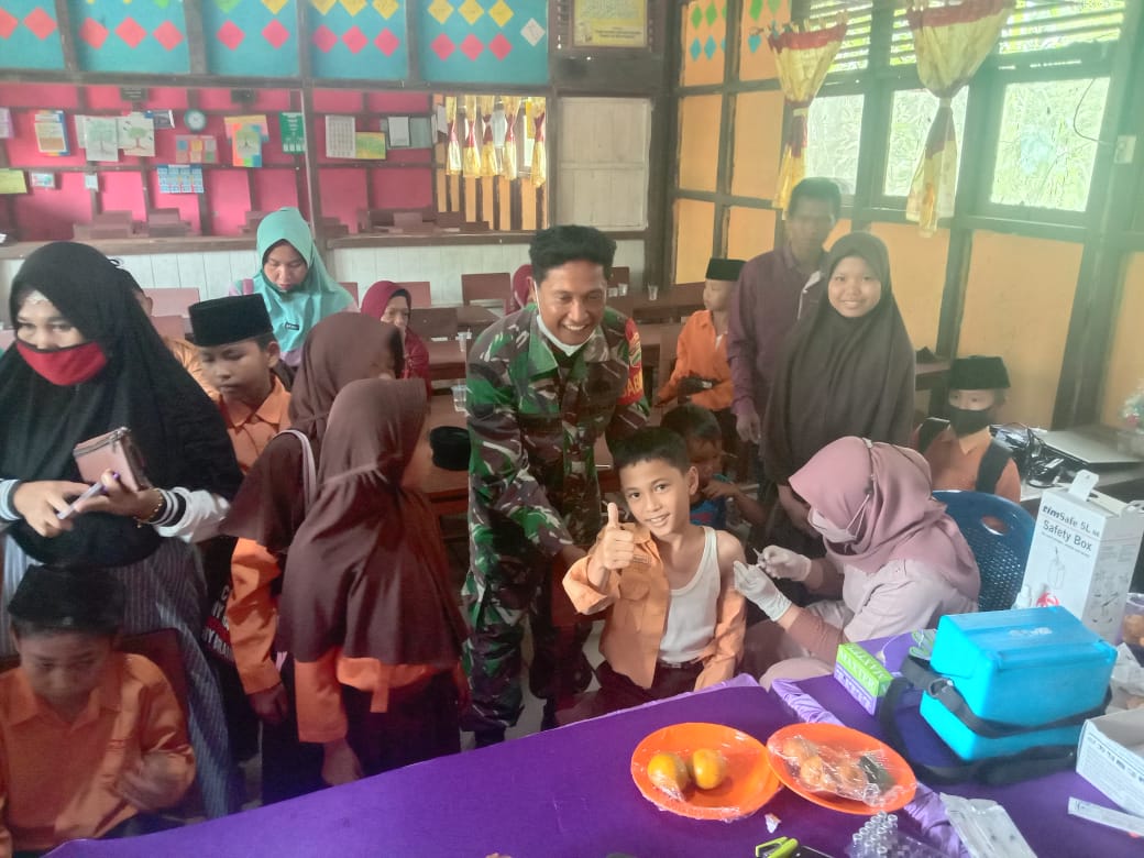 Babinsa Koramil 09/Kemuning Dampingi Pelaksanaan Vaksinasi di Madrasah Ibtidaiyah Nurul Huda