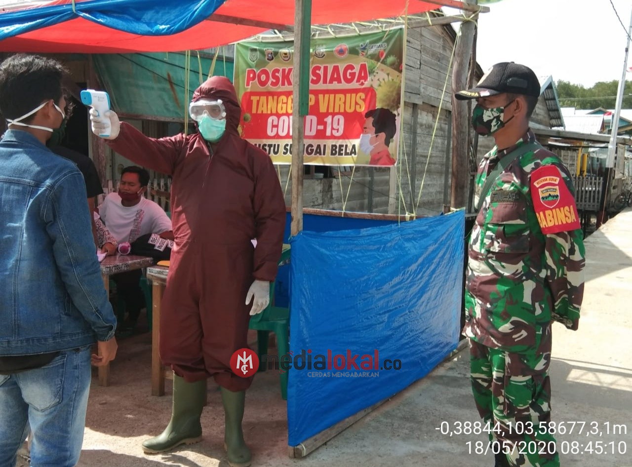 Cegah Covid 19, Babinsa Lakukan Pengawasan dan Pengecekan Suhu Tubuh di Pelabuhan Desa Sungai Bela