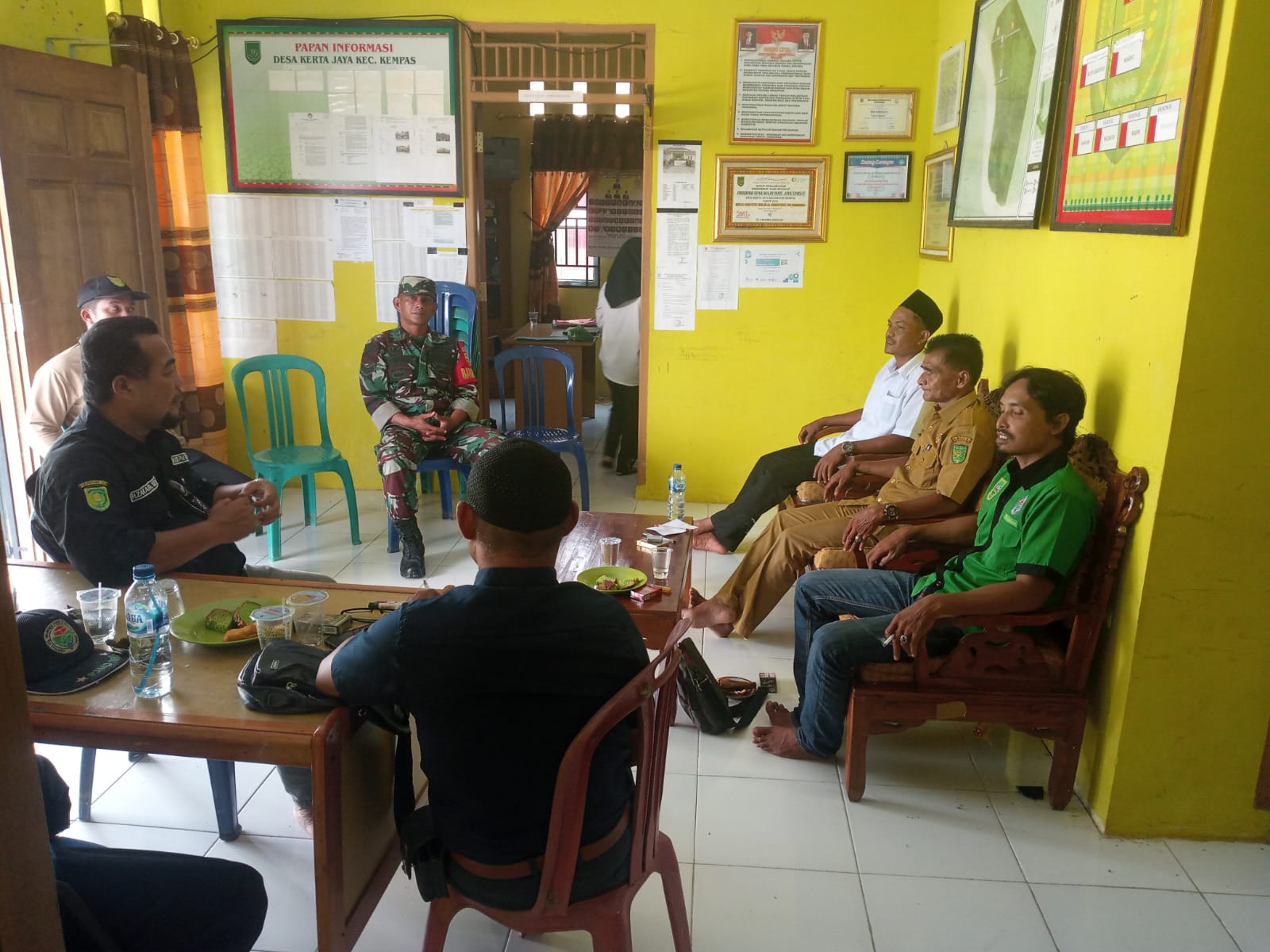 Peran Aktif Babinsa Koramil 03/Tempuling Komsos Dengan Perangkat Desa