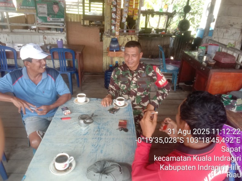 Serda Ali B. Harahap Babinsa Koramil 04/Kuindra Rutin Laksanakan Komsos Bersama Masyarakat