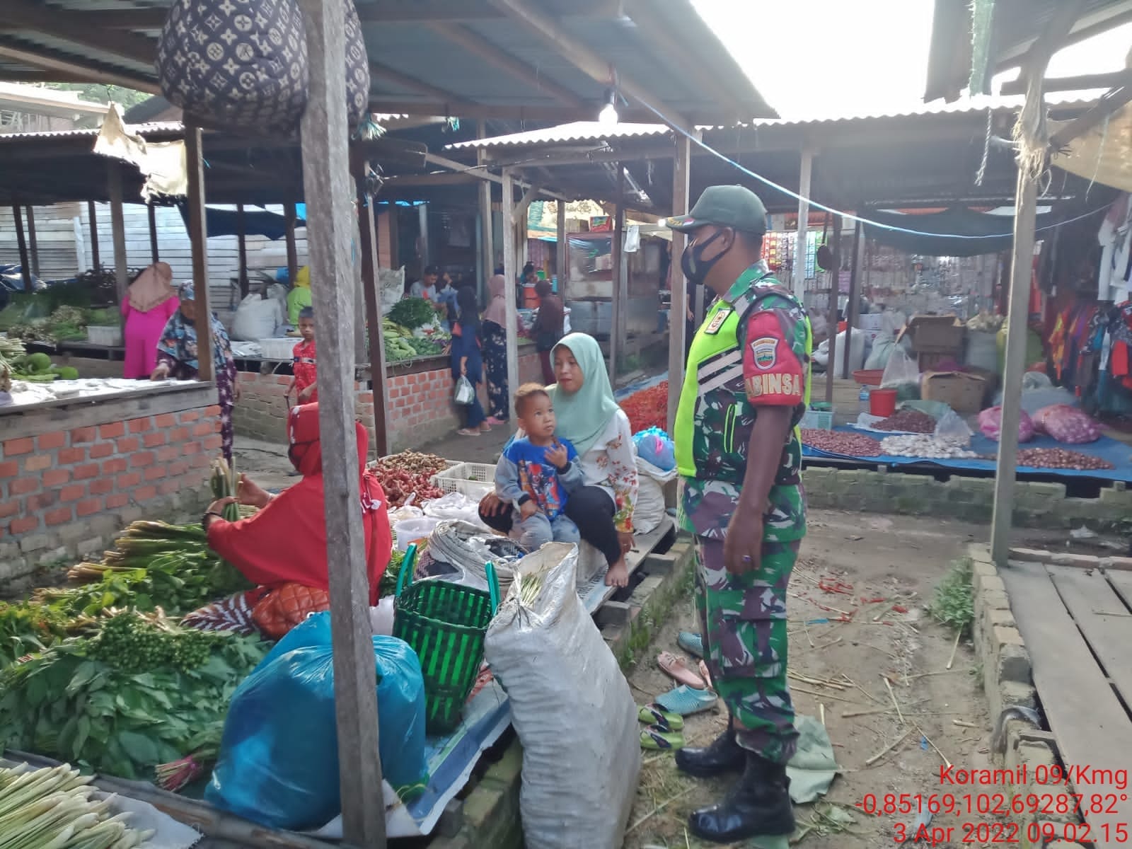 Himbauan Patuhi Protkes Terus Disampaikan Babinsa di Desa Sekayan