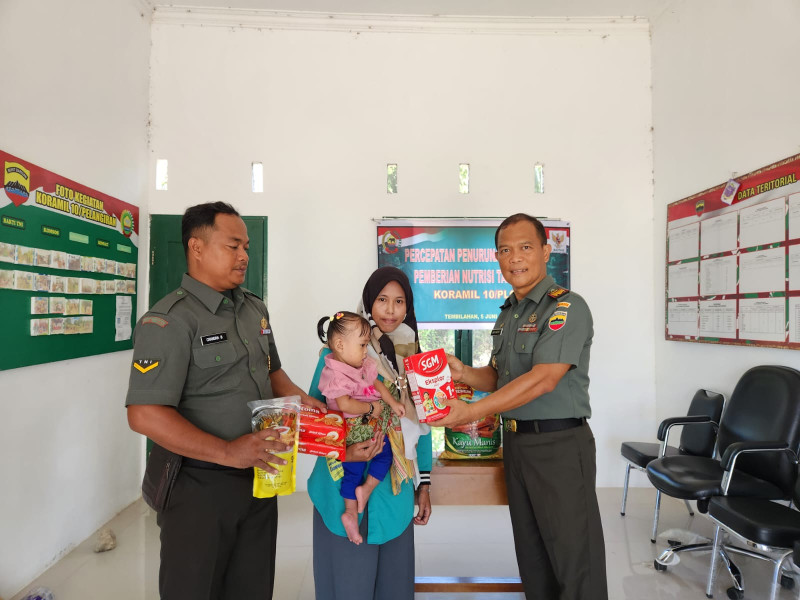 Percepatan Penurunan Stunting, Danramil 10/Pelangiran Berikan Bantuan