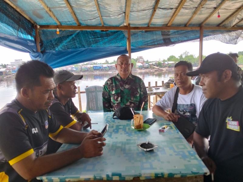 Babinsa Koramil 05/Gas Serma Tota Komsos dan Pengawasan SDM Bersama Warga