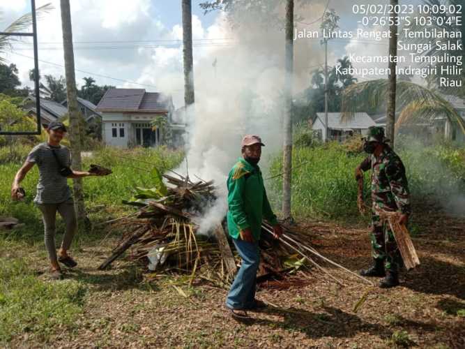 Sinergi TNI Bersama Rakyat, Babinsa 03/Tpl Laksanakan Goro Bersama Warga Desa Binaan