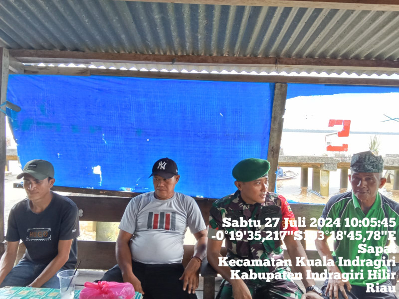 Jelang HUT RI, Babinsa Koramil 04/Kuindra Himbau Masyarakat Untuk Pasang Umbul-umbul di Depan Rumah Masing-masing