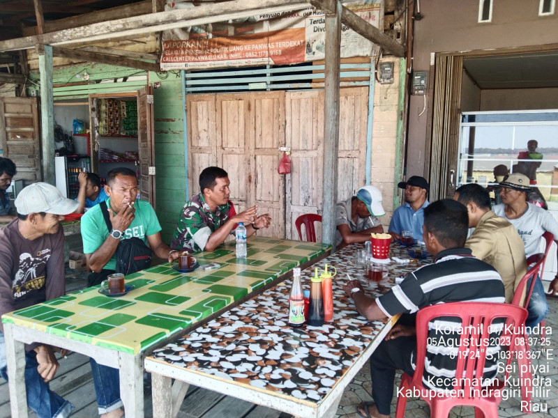 Babinsa Koramil 04/Kuindra Berikan Pengetahuan Sekaligus Bergotongroyong Antar Sesama