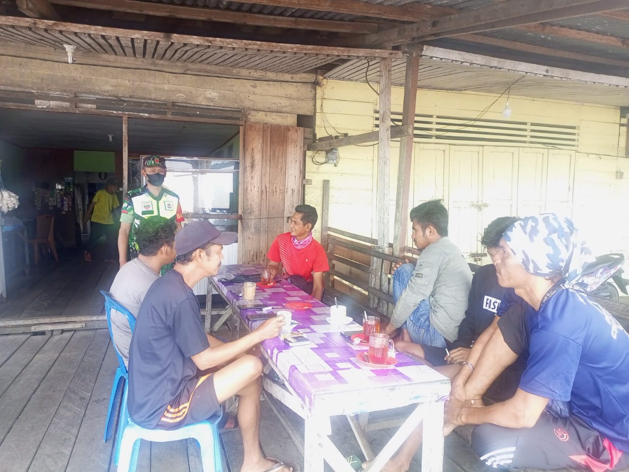 Pratu Feri Ratnayasa Tegakkan Prokes Bersama Warga Setempat