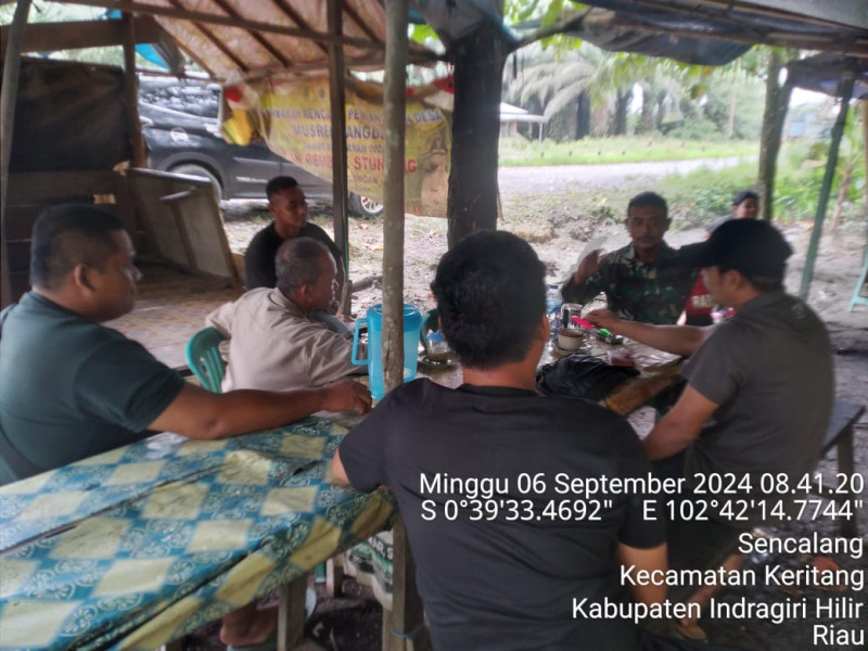 Dengan Komsos, Babinsa Koramil 09/Kemuning Ajak Masyarakat Untuk Sukseskan Pilkada Damai 2024