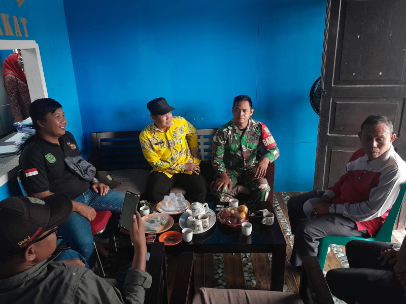 Babinsa Koramil 05/GAS Serda Ricky Laksanakan Giat Komsos Bersama Aparatur Desa