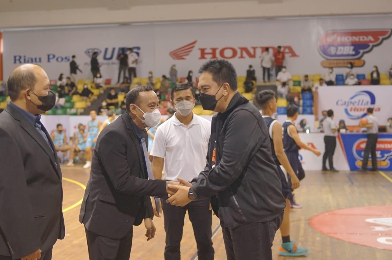 Lakukan Tip Off, Irjen Iqbal Membuka Resmi Honda DBL Series Riau