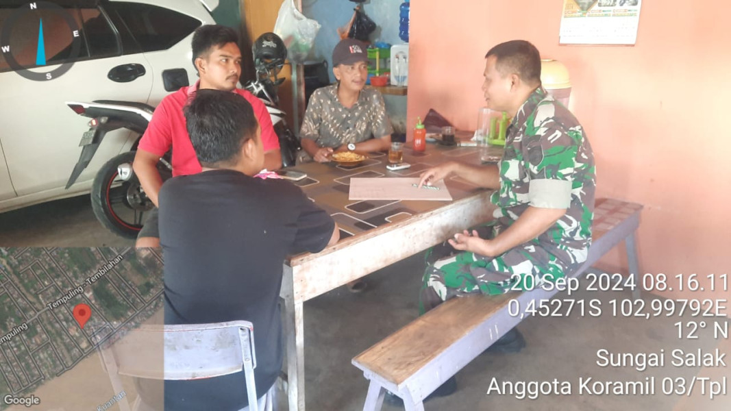 Pastikan Situasi Kondusif Jelang Pilkada, Babinsa 03/Tpl Serma Damrianto Komsos Bersama Tomas Dan Pemuda