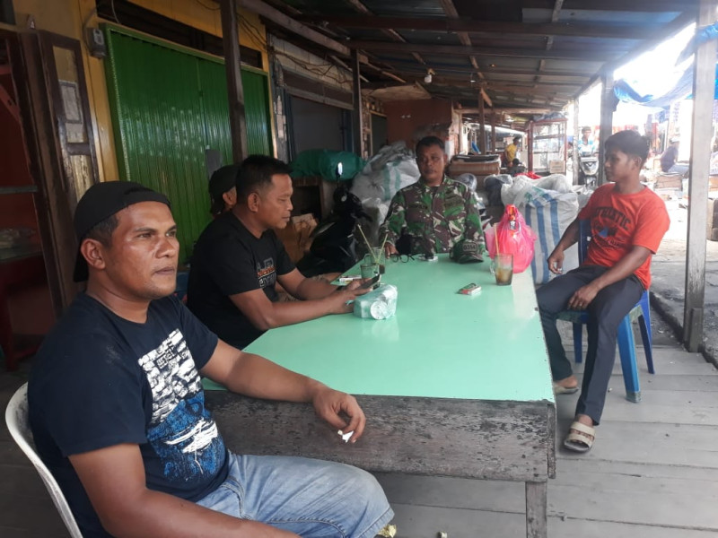 Babinsa Koramil 05/GAS Kodim 0314/Inhil Serma Sasmito Giat Komsos Bersama Pemuda