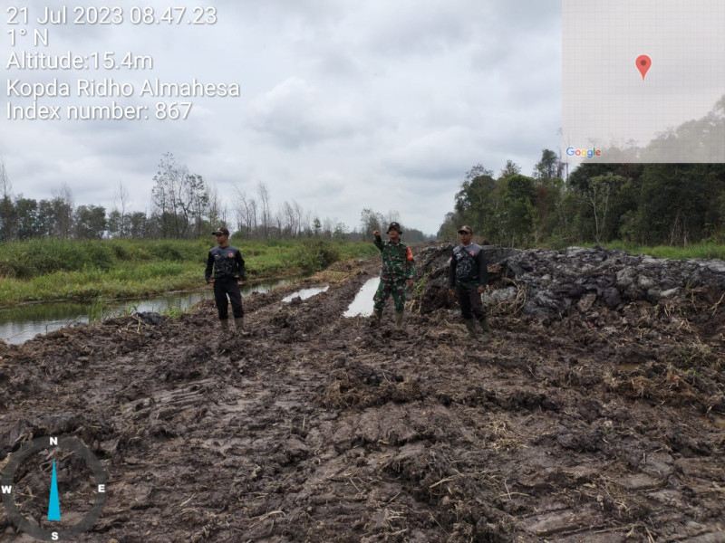 Bhabinsa Koramil 05/GAS Kopda Ridho Almahesa Patroli Di lahan Terbuka Area PT.MSK di Binaan