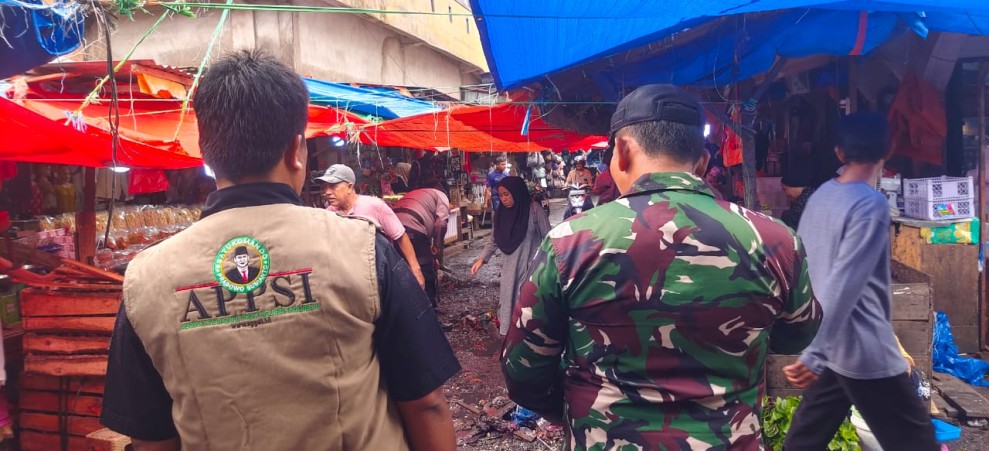 Gelar Gotong Royong Bersihkan Lingkungan Pasar, Dandim 0314/Inhil Bersama APPSI Inhil Komitmen Tumbuhkan Rasa Solidaritas Antar Pedagang