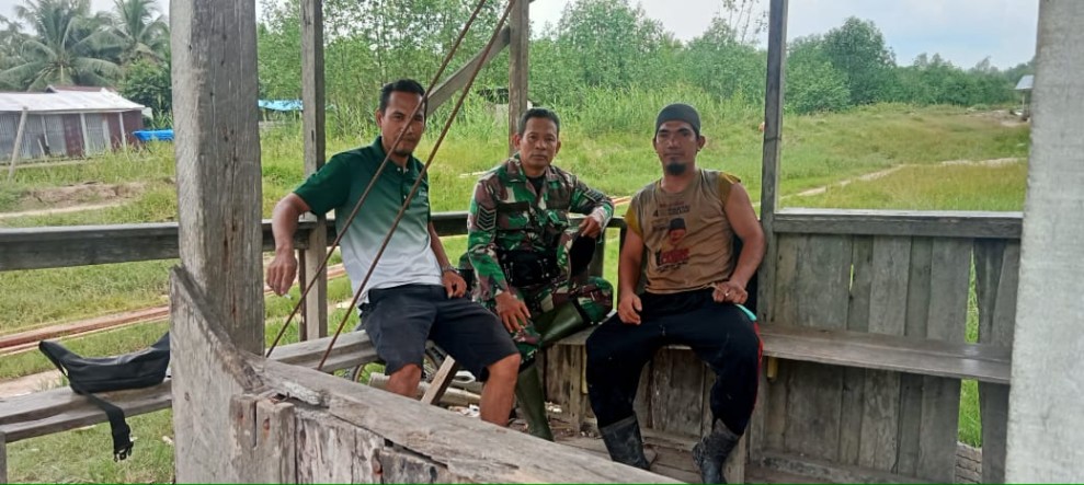 Babinsa 05/Gas Serma Nawawi Anjangsana ke Rumah Warga Desa Binaan