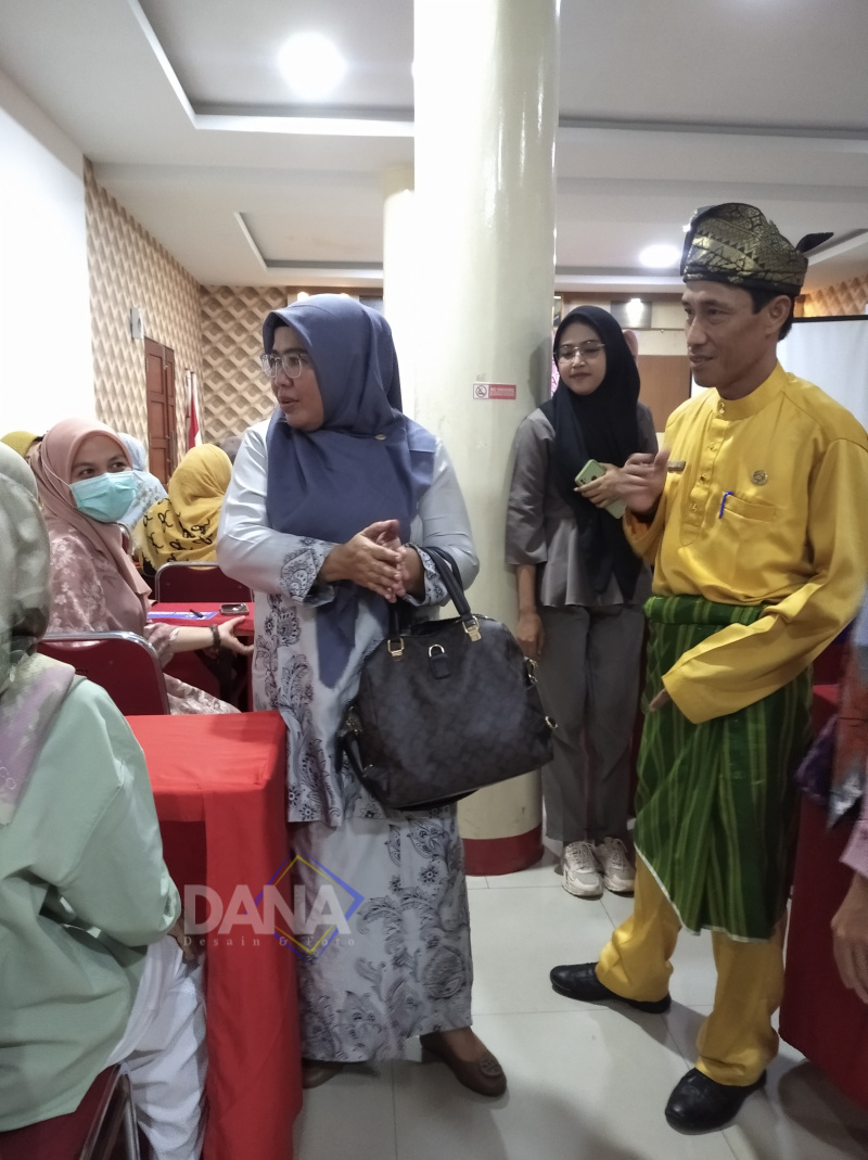 Kadiskes Rahmi Indrasuri Buka Secara Resmi  Pertemuan Tatalaksana Bayi Lahir Dari Ibu positif HIV dan Syphilis