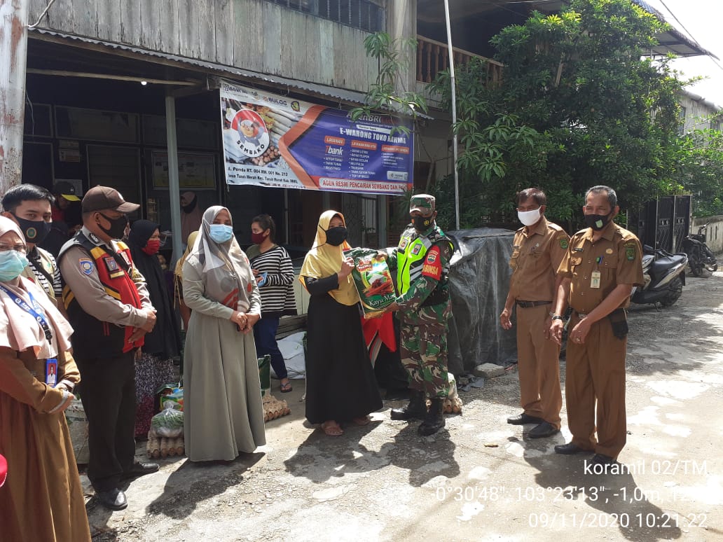 Babinsa Kembali Dampingi Penyaluran PKH di Desa Tanah Merah