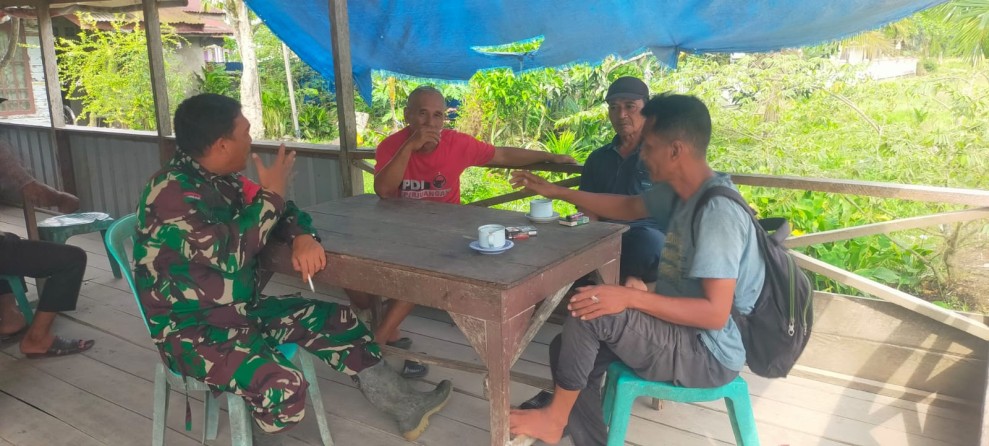 Tetap Perkuat Silahturrahmi Meski Lebaran Telah Usai, Babinsa Koramil 07/Reteh Laksanakan Komsos