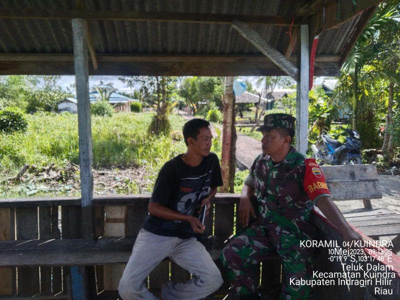 Babinsa Koramil 04/Kuindra Berikan Wawasan Yang Luas Terhadap Masyarakat