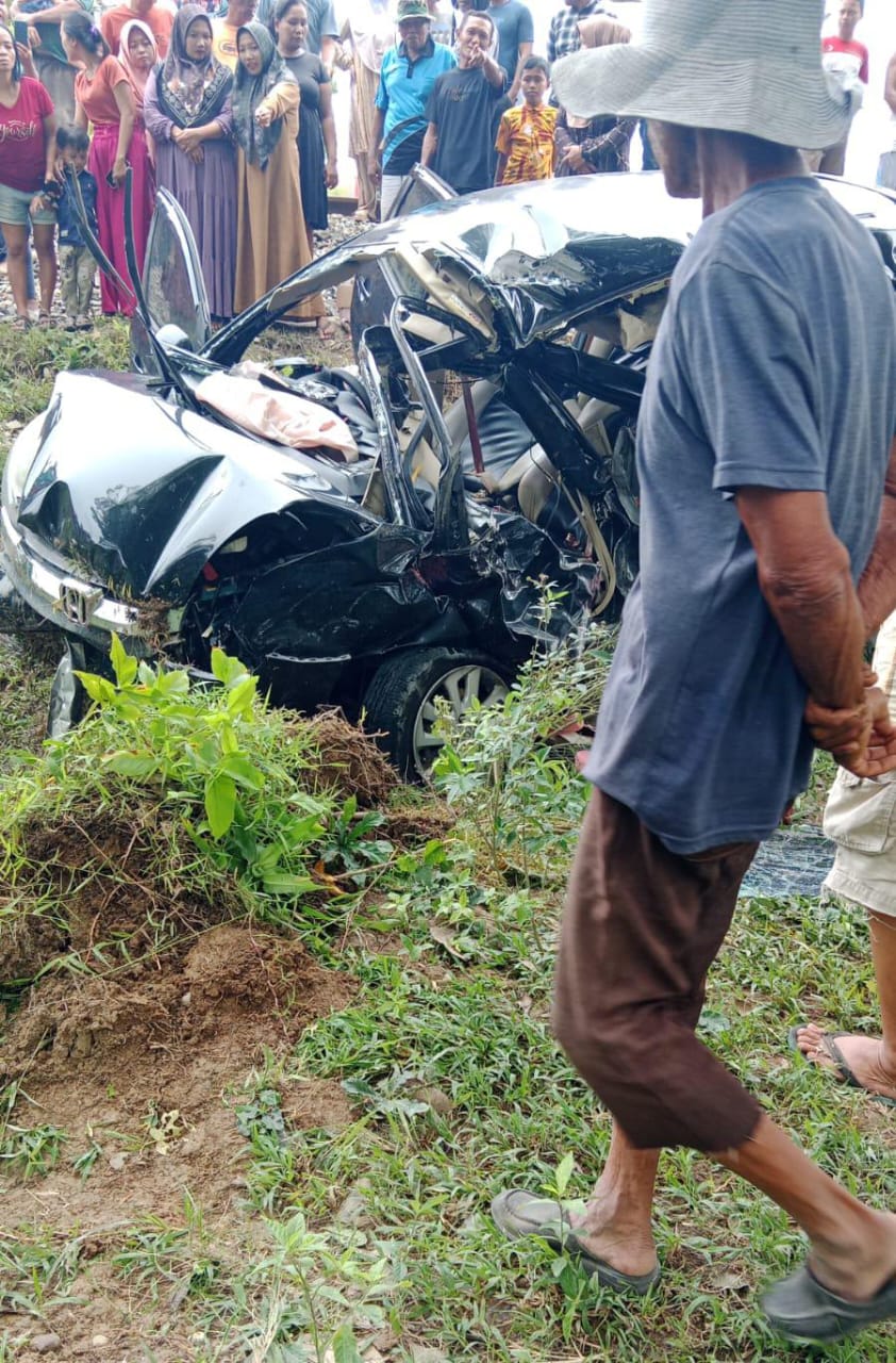 Perlintasan Kreta Api Tanpa Palang Pintu Gambir Baru Air Joman, Mobil Pribadi Tabrak Kreta Api