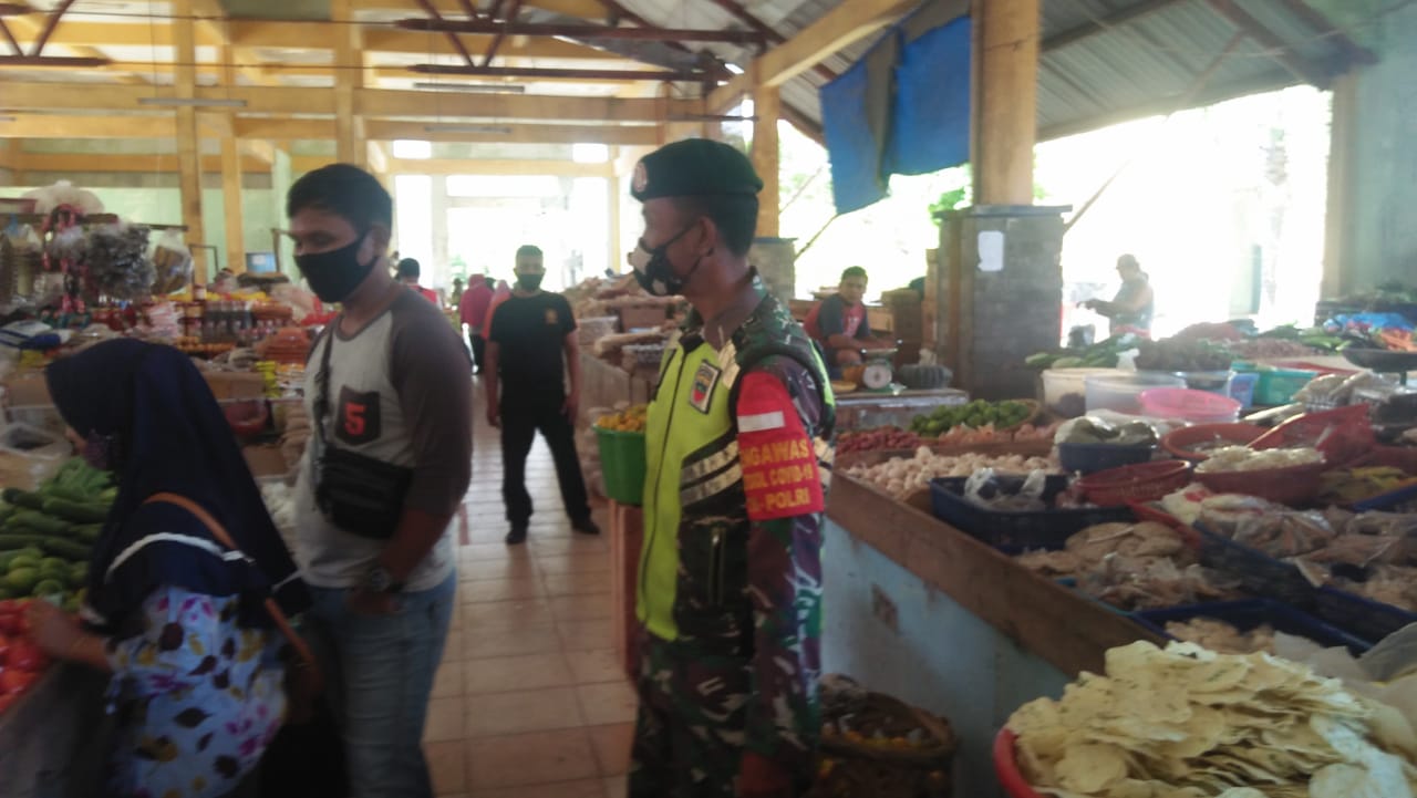 Babinsa Siak Tegakan Protokol Kesehatan Di Pasar Tradisional Kecamatan Siak