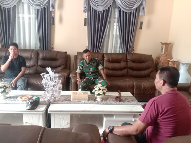 Menjaga Hubungan Baik, Danramil 03/Tpl Silaturahmi Kerumah Tokoh Masyarakat