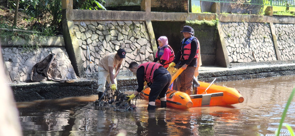 Peringati Hari Lingkungan Hidup Sedunia, PLN Bersihkan Sungai Tangkerang Pekanbaru