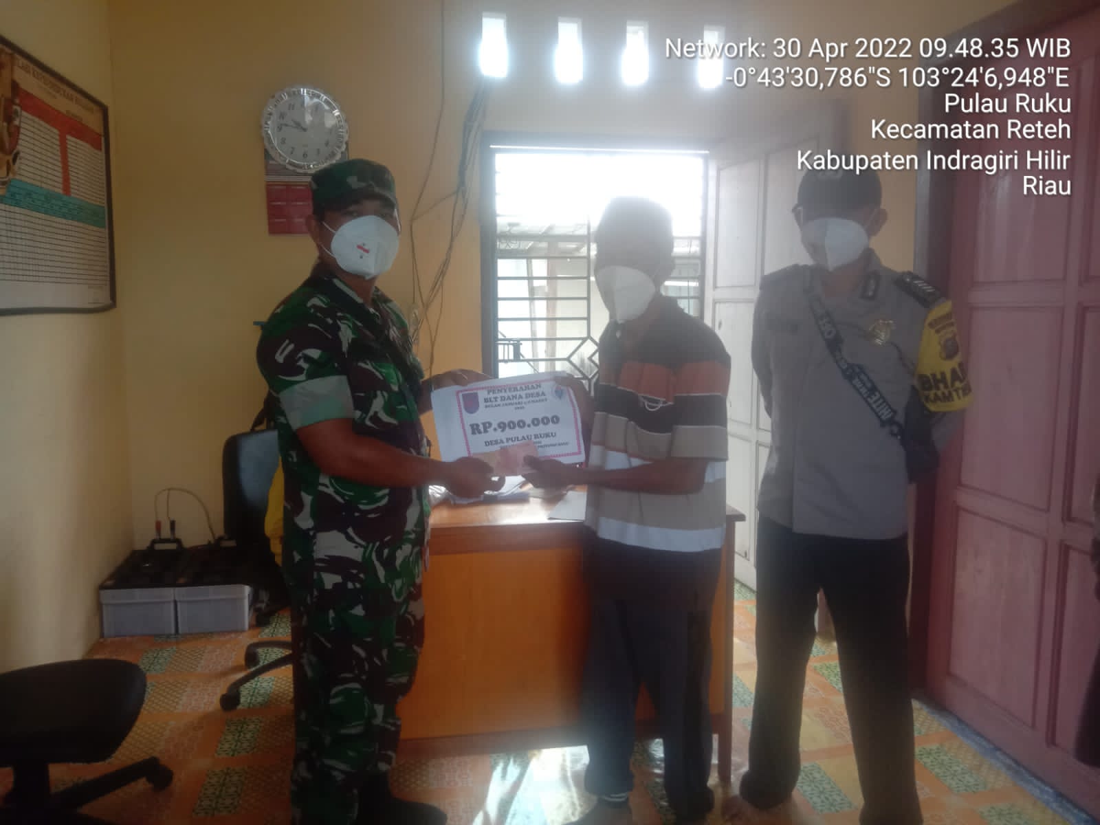 Dampingi Penyaluran Bantuan Langsung Tunai Oleh Danramil 07/Reteh Di Desa Pulau Ruku