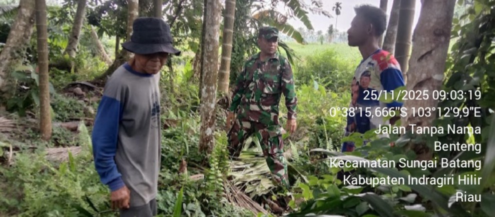 Babinsa Koramil 07/Reteh Laksanakan Patroli Tapal Batas di Parit Pame Benteng