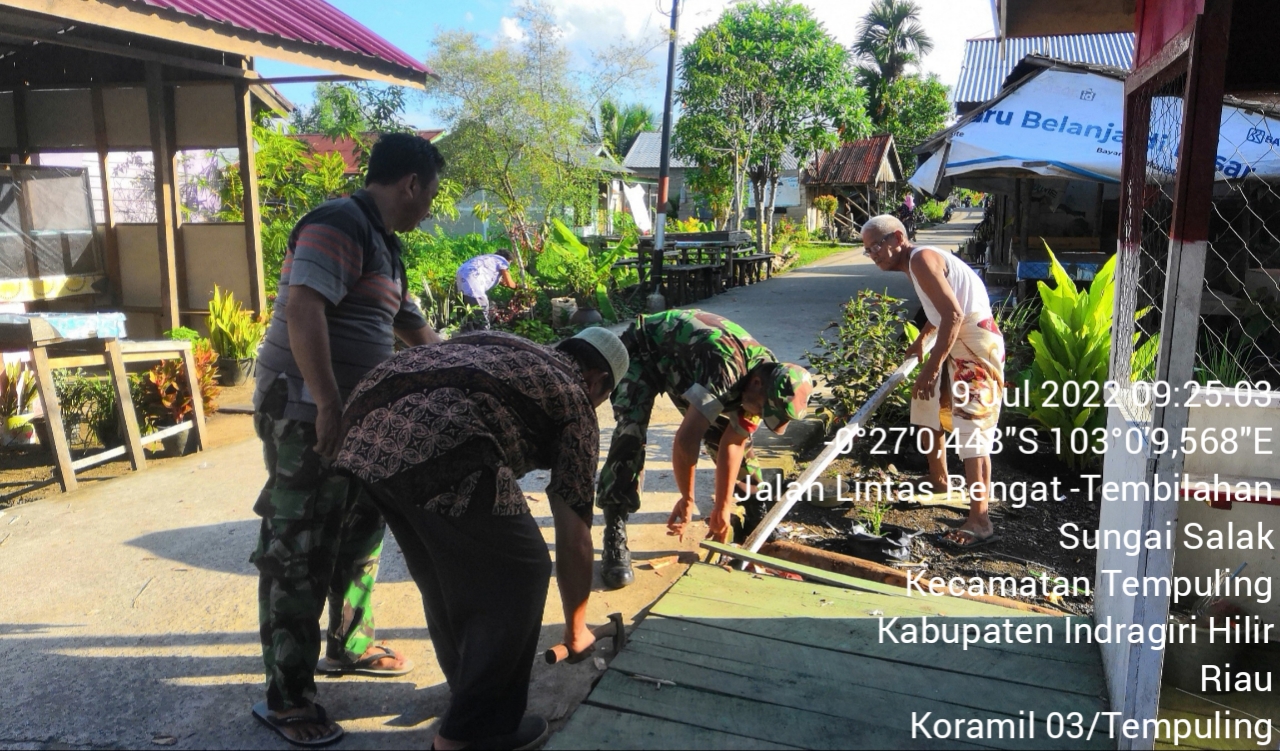 Babinsa 03/Tempuling Dan Warga, Gotong Royong Perbaiki Pos Kamling