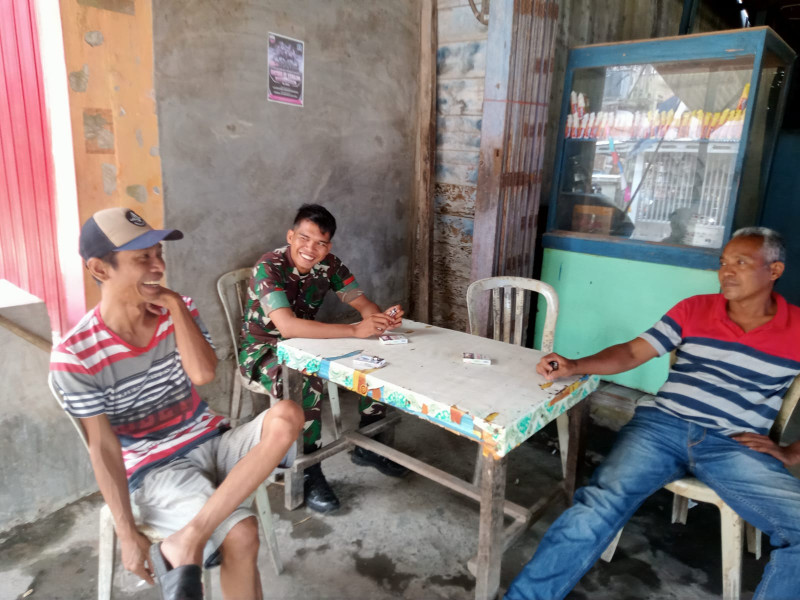 Duduk Santai, Babinsa Pratu Salman Berbagi Informasi Terkait Situasi di Binaan