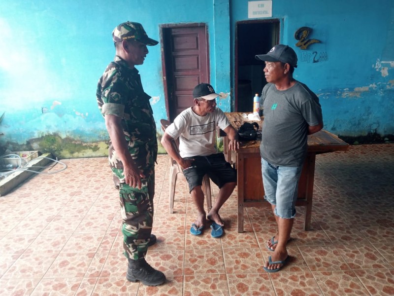 Babinsa Koramil 04/Kuindra Tingkatkan Kesadaran Masyarakat akan Pentingnya Jaga Keamanan dan Lingkungan